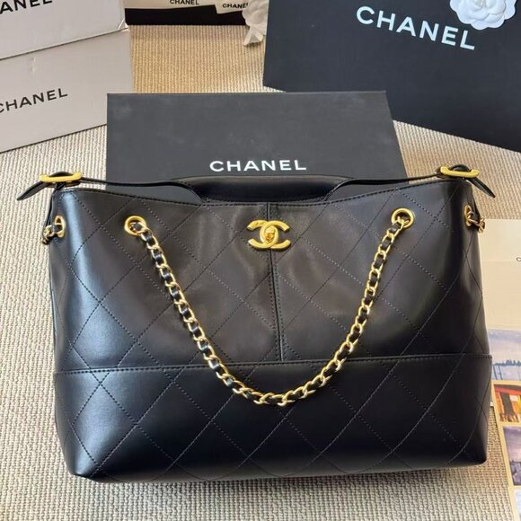 Classic CHANEL Bag: A Stylish and Versatile Choice for Elegance - Picture 3 of 6